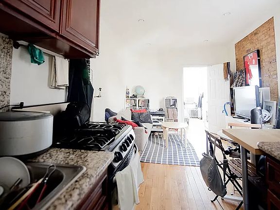 3rd image of 139 Eldridge St APT 4