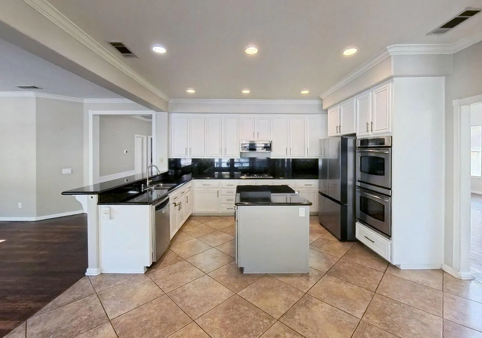 23470 Abury Ave, Murrieta, Ca | Luxury Living In Murrieta! Spacious Estate With Private Casita, S... — Photo 4
