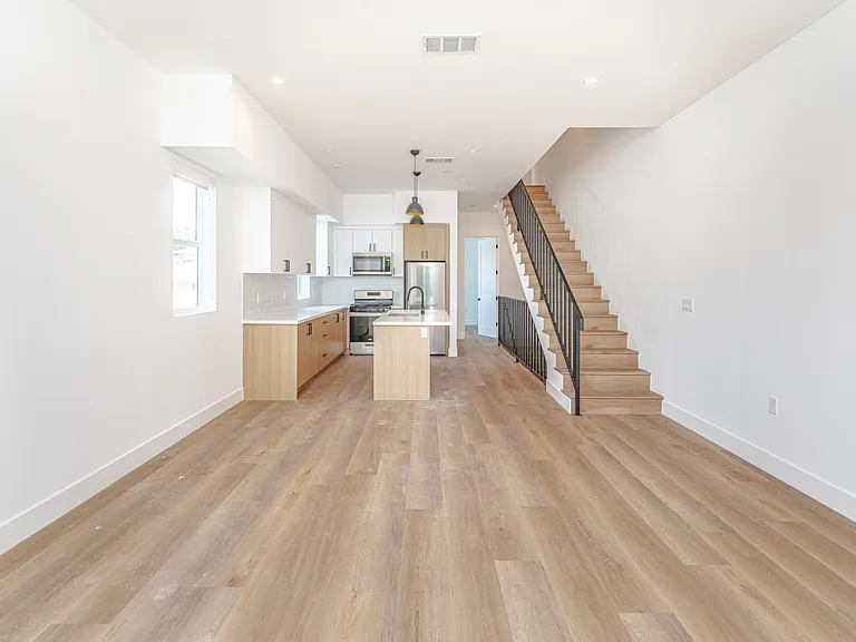 614 1/2 N Rampart Blvd — Photo 32
