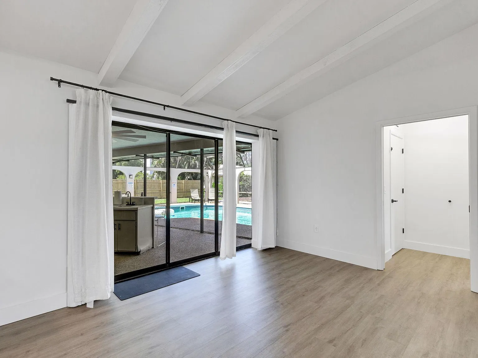 4 bed, 2.0 bath, 2200 sqft, $1,200 — Photo 4