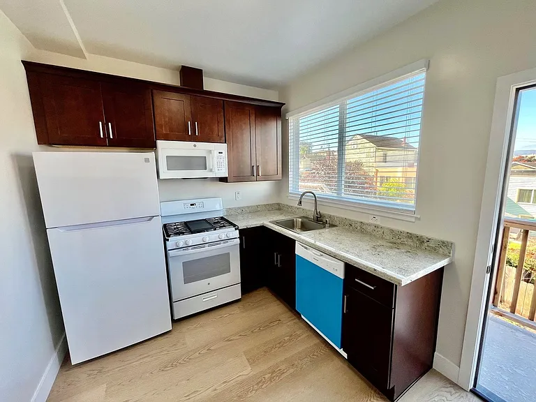 Spectacular, Top Floor 2 Bed/1 Bath Fully Renovated — Photo 4