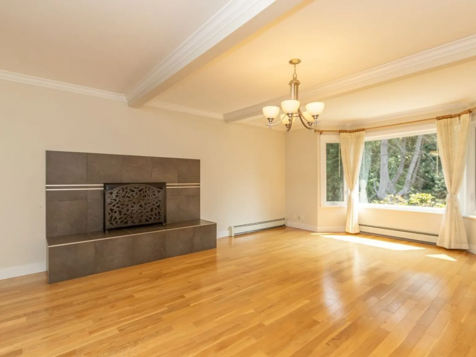 4 bed, 3520 sqft, $6,950 — Photo 2