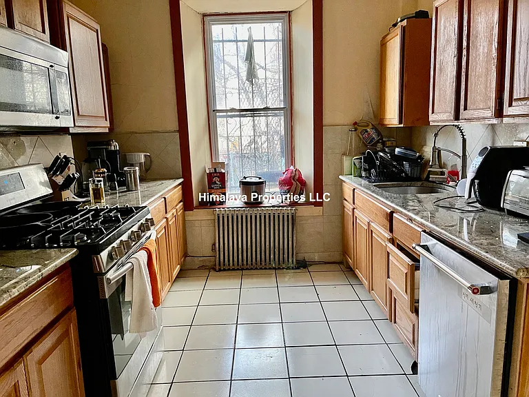 688 Parker St — Photo 3