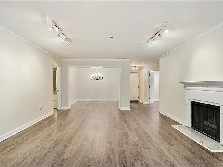 3203 Lenox Rd NE #6 — Photo 2