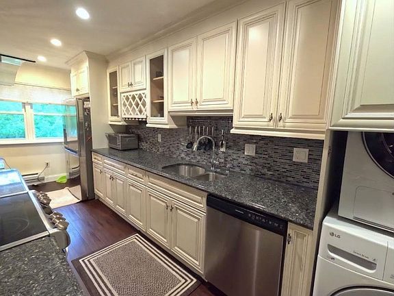 4th image of 67 Lorraine Terrace #316