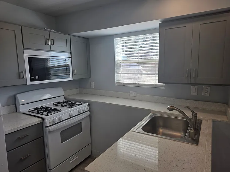 721 Oceanview Dr — Photo 2
