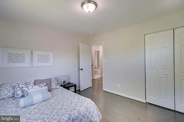 This is a 5 bedroom house. 3 bedrooms can comfortably fit a king sized bed + dresser. 2 bedrooms can fit a queen bed.
