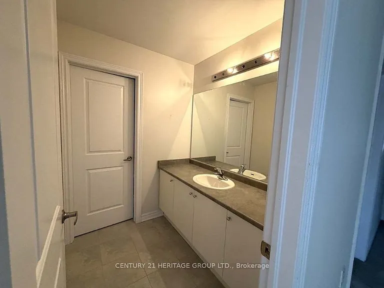 1449 Farrow Cres — Photo 13