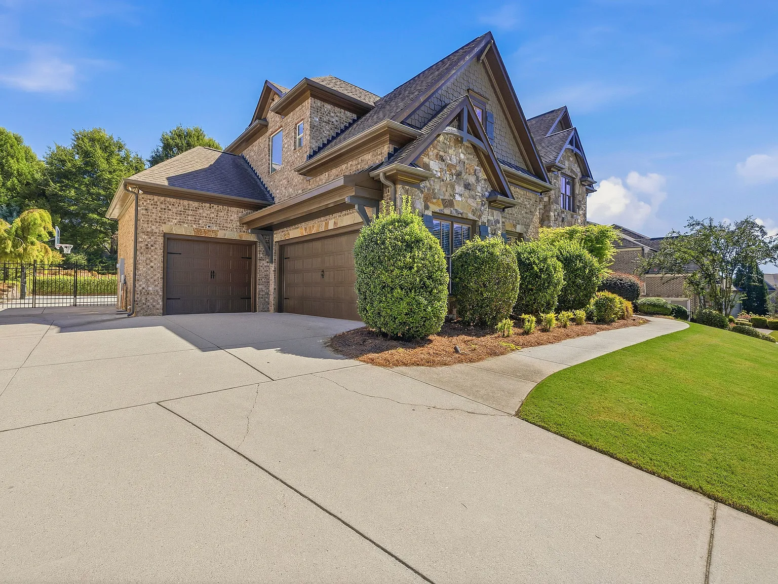 6 bed, 5.5 bath, 6618 sqft, $8,500 — Photo 4