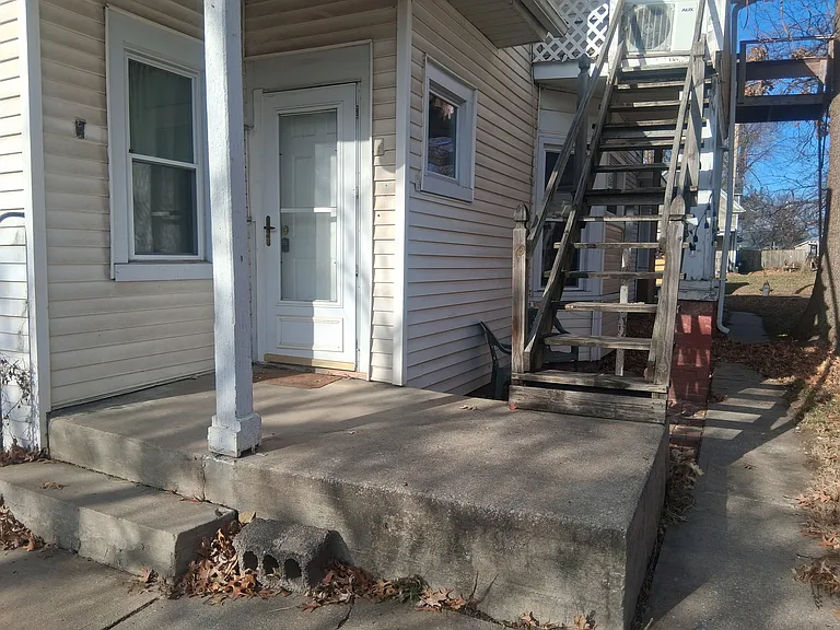 Private entrance with side walk to street