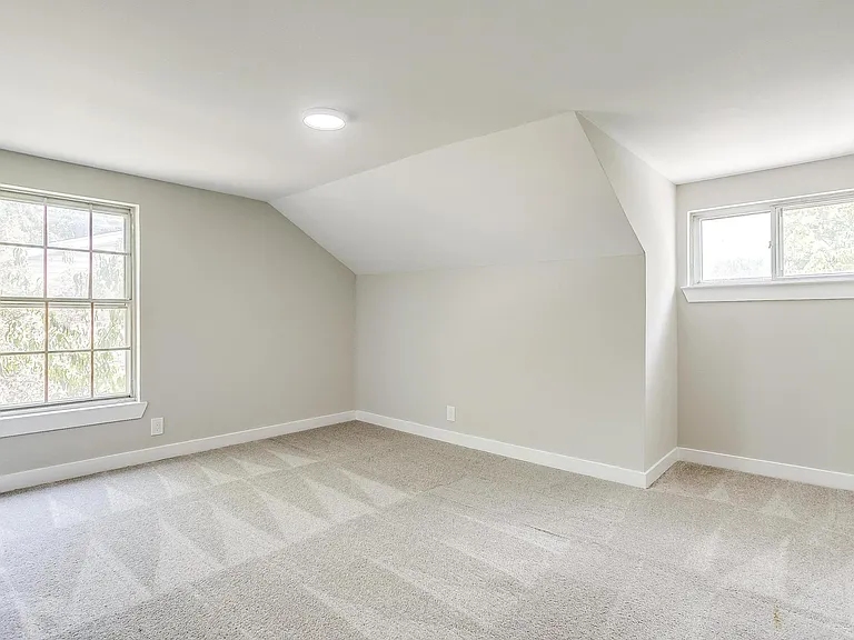 802 Sutton Ct — Photo 33