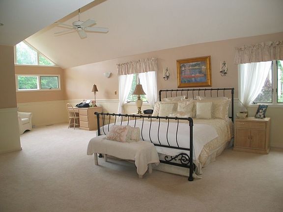 Huge and Airy Master Suite w/Walk in Closet and Jetted bath