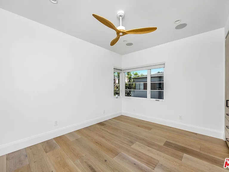 107 S Flores St #1/2 — Photo 10