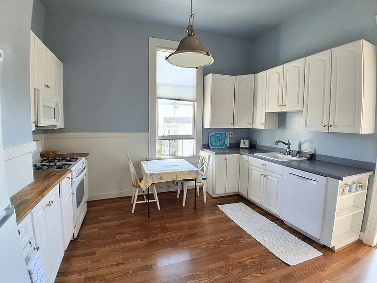 1528 Baker St — Photo 7