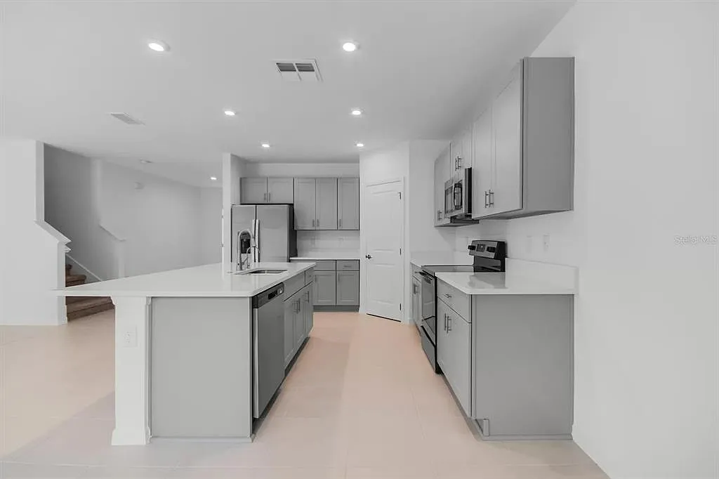 5 bed, 3.0 bath, 2206 sqft, $2,750 — Photo 4