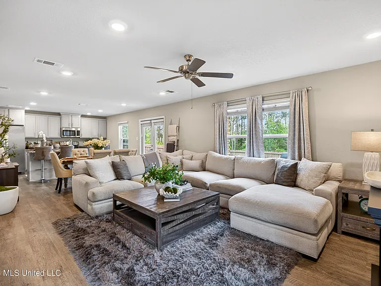 5438 Leeds Ln — Photo 2