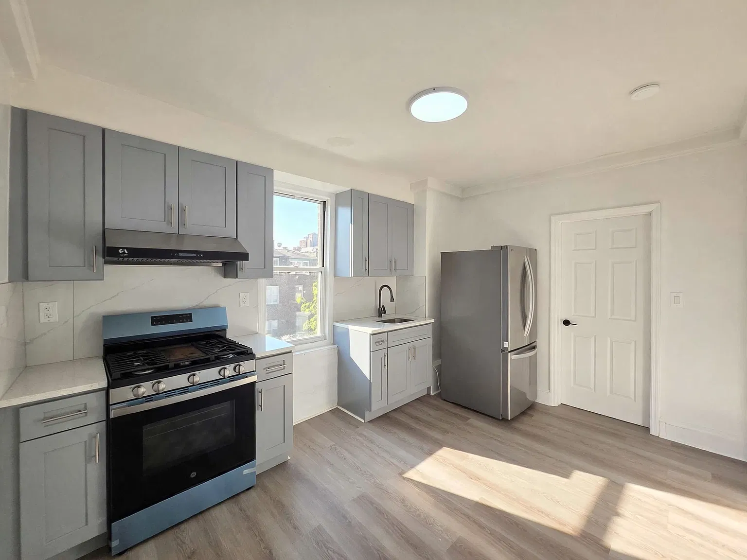 2 bed, 600 sqft, $2,400 — Photo 2