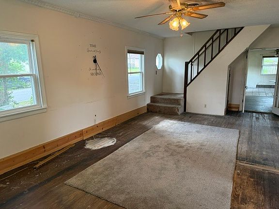 5th image of 1110 E Oak St