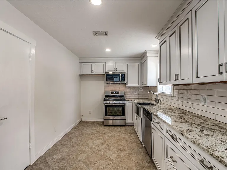 235 Live Oak St — Photo 8