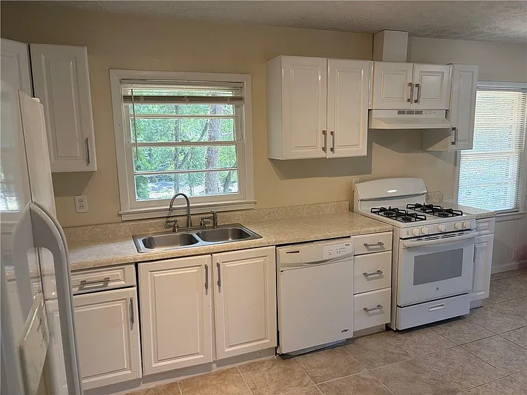 2064 Montrose Dr — Photo 6