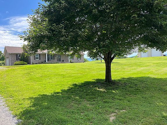 3rd image of 930 S High Knob Rd