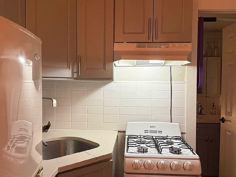 324 E 8th St #2C — Photo 10