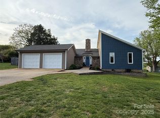 5050 Forest Ridge Dr, Hickory, NC 28602