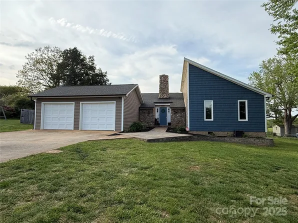 5050 Forest Ridge Dr, Hickory, NC 28602