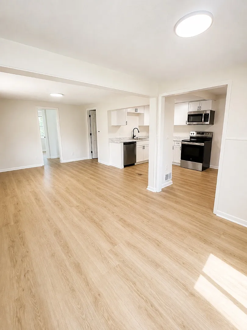 4048 Curtis Ave — Photo 3