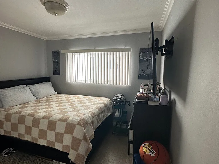 2150 N Beachwood Dr #7 — Photo 7