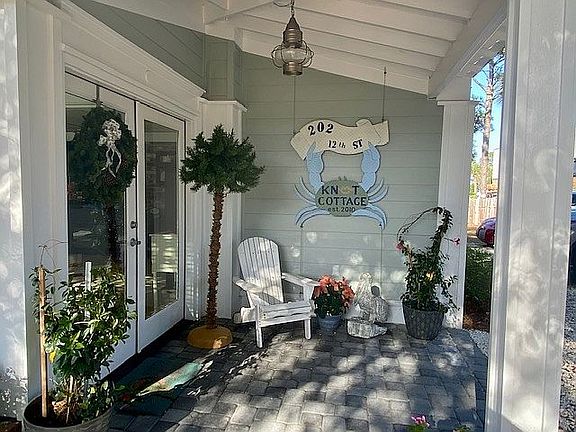 Knot Cottage 202 12th St