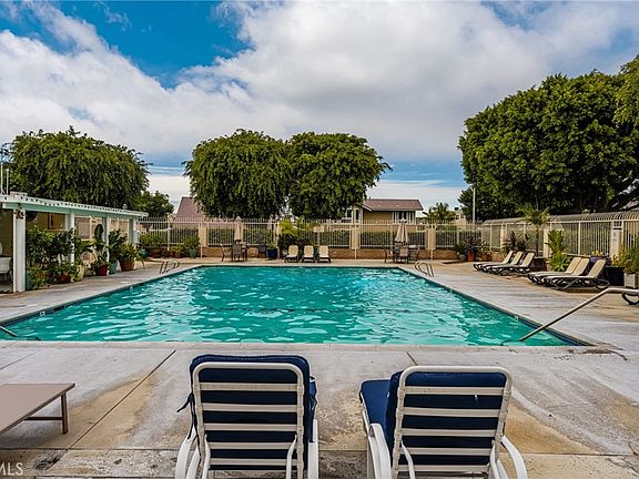 4th image of 16 Oval Rd