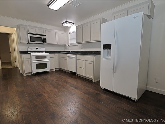 4th image of 153 E Allen St