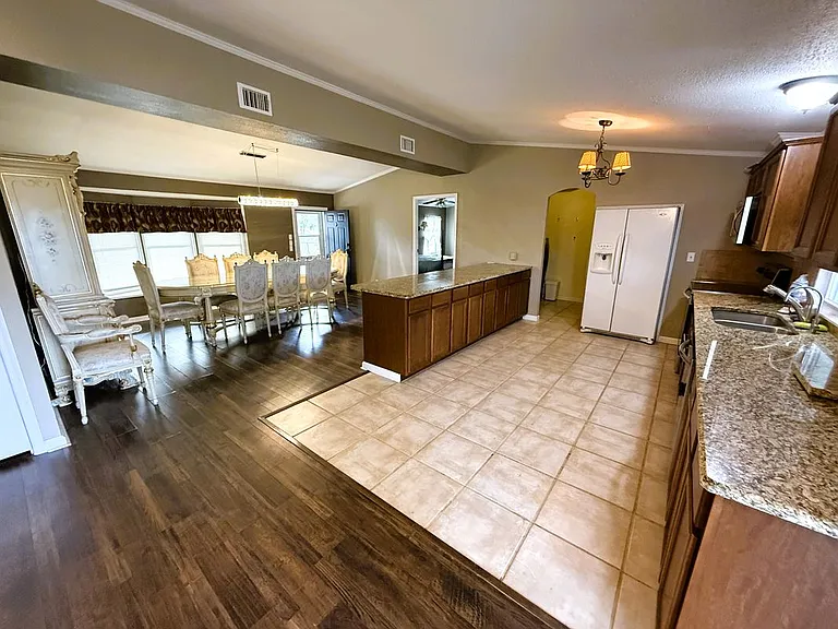 212 Thornton Ln — Photo 8