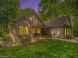 3675 S Commerce Rd, Commerce Township, MI 48390