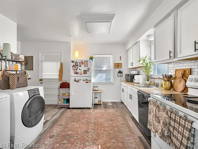 24047 Stanford St — Photo 8
