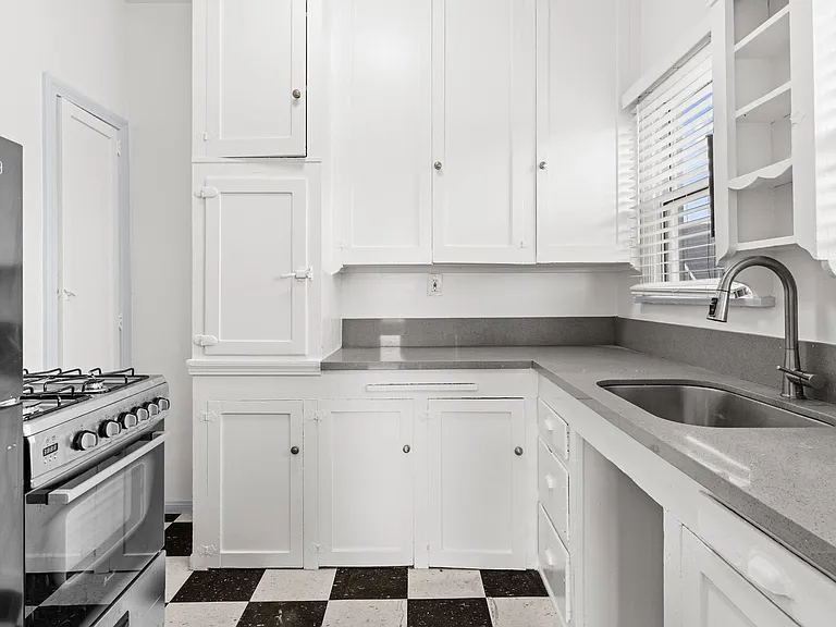 1115 E Broadway — Photo 13