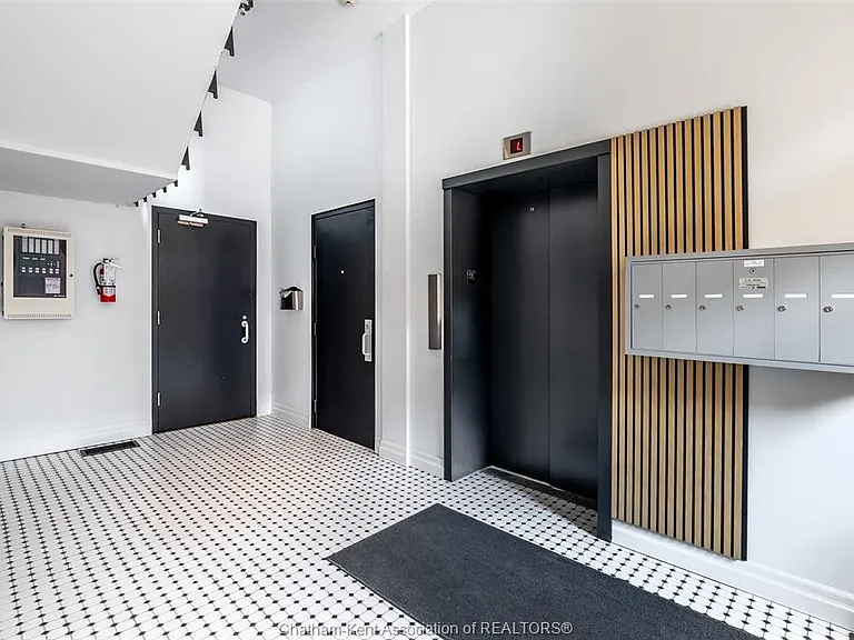 138 King St W #202 — Photo 4