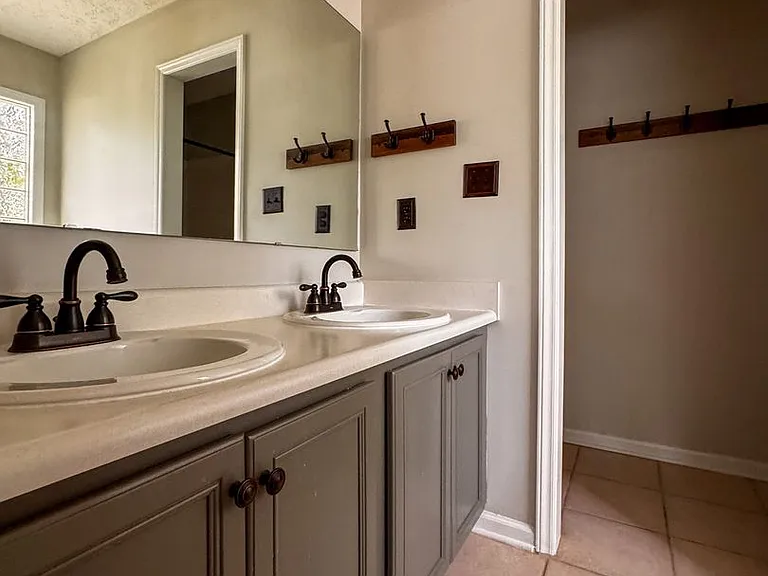214 Somerset Dr — Photo 16