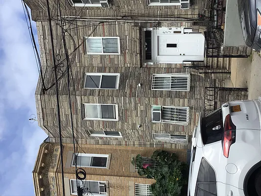 Sold by Momentum Real Estate LLC | media 1
