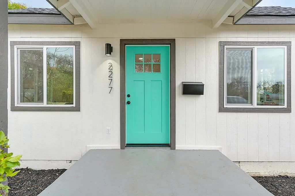 2277 Beaumont St — Photo 2