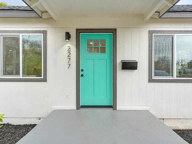2277 Beaumont St — Photo 2