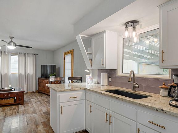 3rd image of 2642 E Lombard Street
