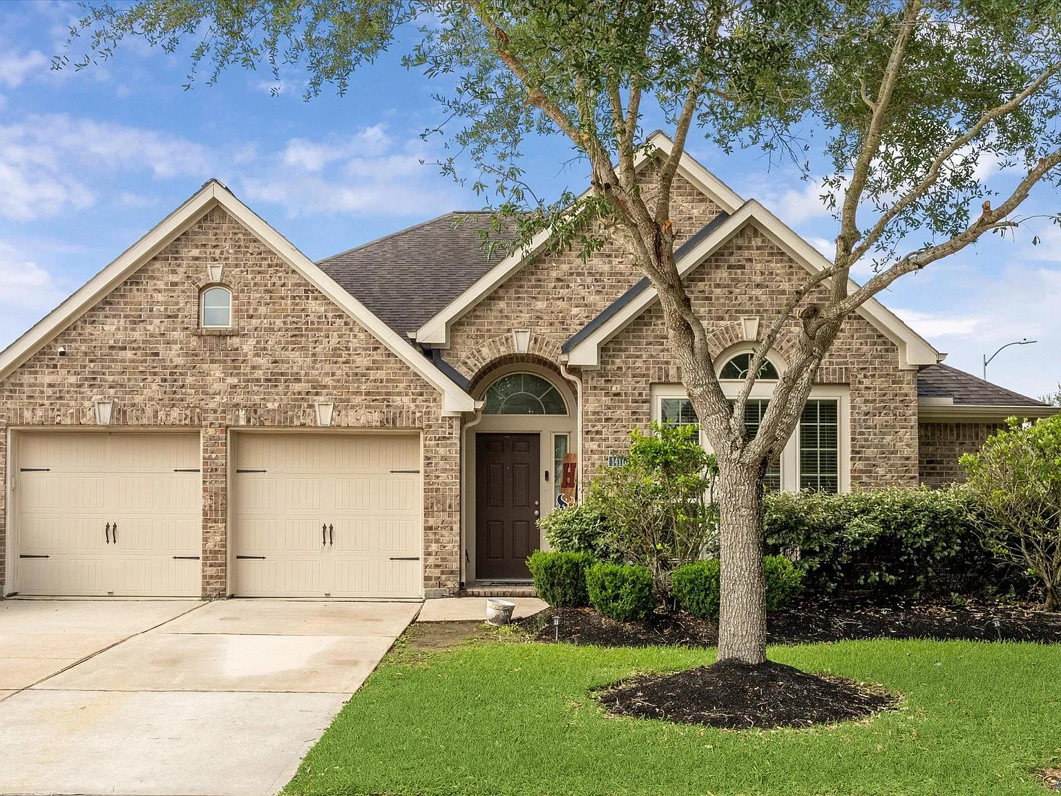 3 bed, 2.0 bath, 2115 sqft, $2,800 — Photo 2