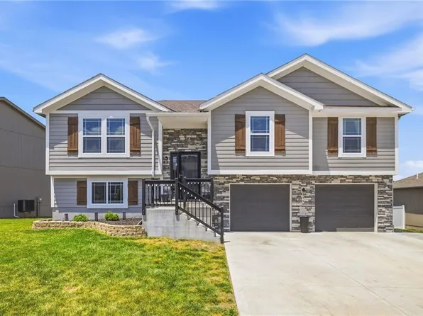 1310 SW Burns Cir, Oak Grove, MO 64075