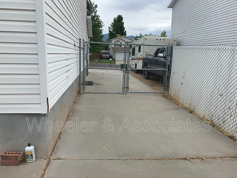 4 bed, 2.0 bath, 2400 sqft, $2,650 — Photo 3