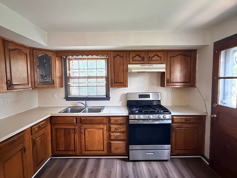 241 Circular Ave — Photo 2