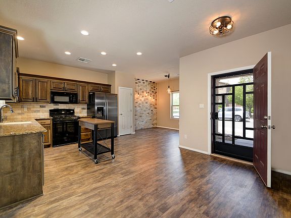 4th image of 804 Palo Duro Dr NE