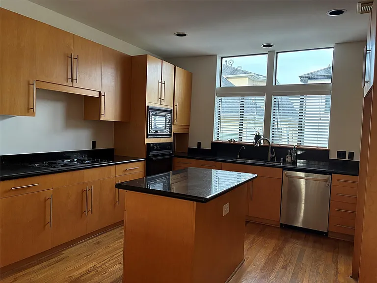 6320 Haskell St #A — Photo 12