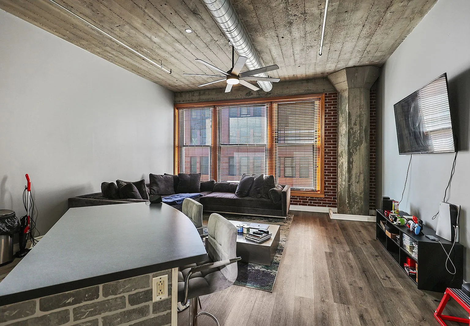 2 bed, 1.0 bath, 1191 sqft, $1,550 — Photo 1